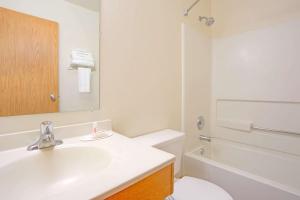 Queen Suite - Non-Smoking room in Super 8 by Wyndham Klamath Falls