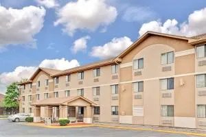 速8莫克纳酒店 - 乔利埃特