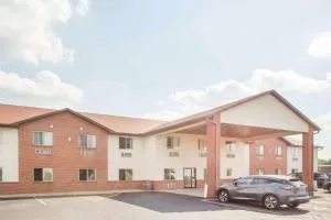 蒙默思速8酒店 - 马科姆