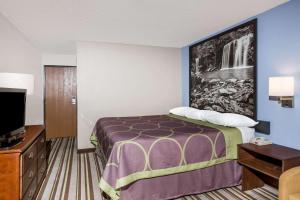 King Room - Non-Smoking room in Super 8 by Wyndham Jonesboro