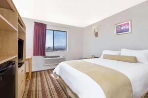 Queen Room - Disability Access/Non-Smoking room in Super 8 by Wyndham Lake Havasu City