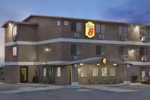 Super 8 by Wyndham Lake Havasu City - نيدلز