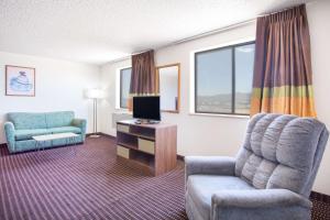 Deluxe King Suite room in Super 8 by Wyndham Kingman