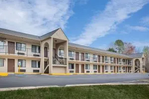 Super 8 by Wyndham Burlington NC - Burlington