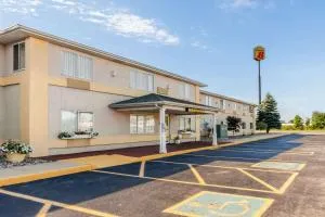 Super 8 by Wyndham Ionia MI - Belding