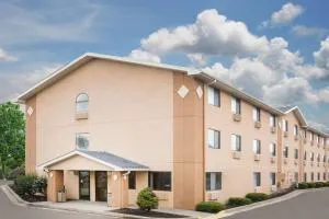 Super 8 by Wyndham Beckley - 贝克利