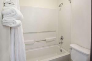 King Room with Mobility/Hearing Impaired Access - Non-Smoking room in Super 8 by Wyndham Selma/Fresno Area