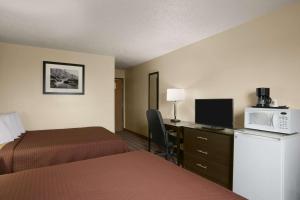 Queen Room with Two Queen Beds - Non-Smoking room in Super 8 by Wyndham Saginaw