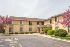 Super 8 by Wyndham Germantown/Milwaukee