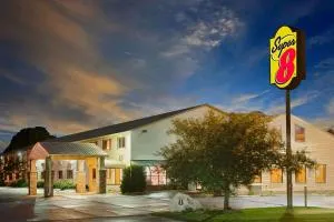 艾奥瓦福尔斯速8酒店 - 韦弗利