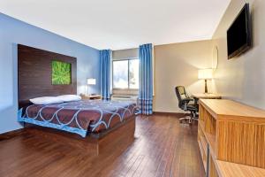 Business Queen Room - Non-Smoking room in Super 8 by Wyndham Louisville Airport
