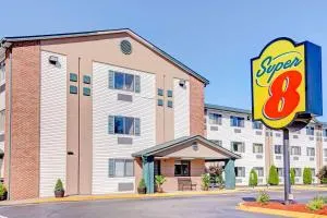Super 8 by Wyndham Louisville Airport - Georgetown