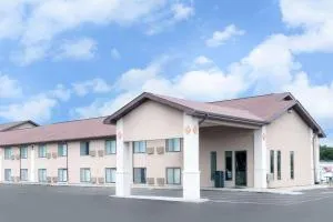 Super 8 by Wyndham Huron - 米切尔