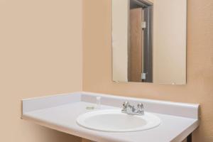 Super 8 by Wyndham Brooklyn CenterMPLS