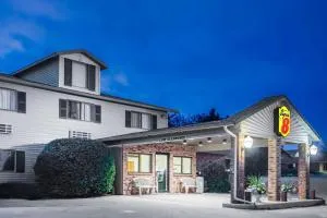 Super 8 by Wyndham Monroe WI - Lena