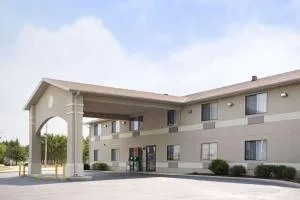 Super 8 by Wyndham Park Rapids - Oshawa