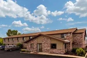 Super 8 by Wyndham Hartford WI - Delafield