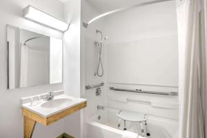 1 Double Bed, Mobility Accessible Room, Bathtub w/ Grab Bars, Non-Smoking room in Super 8 by Wyndham Ticonderoga