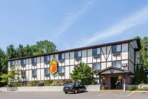 Super 8 by Wyndham Norwich - Hamilton