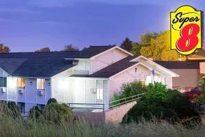 Super 8 by Wyndham Pittsburgh PA Airport-University Area - 伊姆派瑞尔