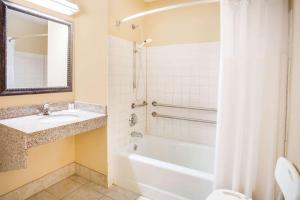 Queen Room with Bath Tub - Mobility Accessible/Non-Smoking room in Super 8 by Wyndham Harrisonburg