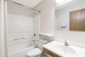 Standard King Room - Smoking room in Super 8 by Wyndham Maysville KY