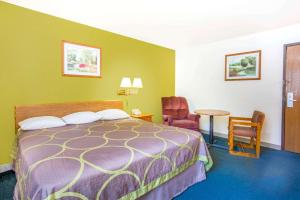 King Room - Smoking  room in Super 8 by Wyndham Richmond/Broad Street