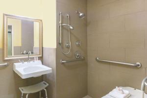 Queen Room - Mobility Access/Non-Smoking room in Super 8 by Wyndham Richmond