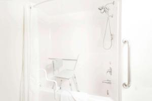 King Room with Bath Tub - Mobility Accessible/Non-Smoking room in Super 8 by Wyndham Ogallala
