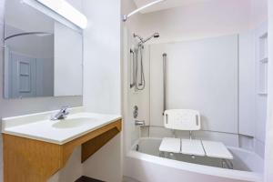 Queen Room - Mobility Access/Non-Smoking room in Super 8 by Wyndham Union Gap Yakima Area