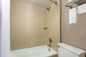 King Room - Smoking  room in Super 8 by Wyndham Locust Grove