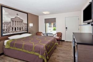 Queen Room - Smoking room in Super 8 by Wyndham Ringgold