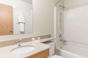King Room - Non-Smoking room in Super 8 by Wyndham Bend