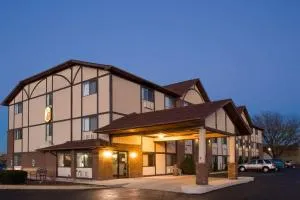 Super 8 by Wyndham Woodstock - McHenry