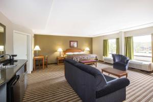 Deluxe King Suite - Non-Smoking room in Super 8 by Wyndham Oxford