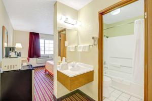 Queen Room - Non-Smoking room in Super 8 by Wyndham San Antonio/Fiesta