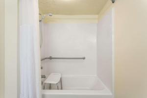 Super 8 by Wyndham Monticello