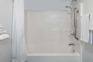 Queen Room - Mobility Access/Non-Smoking room in Super 8 by Wyndham Potosi