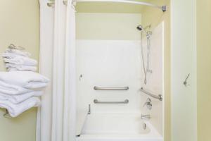 Super 8 by Wyndham McCall