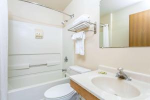 King Room - Smoking  room in Super 8 by Wyndham Mesa Gilbert