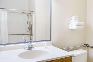 Super 8 by Wyndham Richfield Cleveland