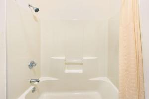 King Room - Non-Smoking room in Travelodge by Wyndham St. Louis