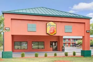 Super 8 by Wyndham Gainesville - أوكوود