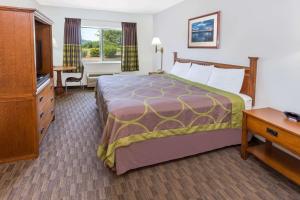 Queen Room with Two Queen Beds - Mobility Access/Non-Smoking room in Super 8 by Wyndham Central Pt Medford