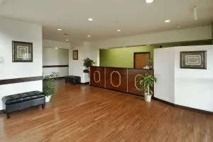 Super 8 by Wyndham Bowling Green North - Lucas