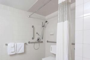 King Room - Disability Access/Non-Smoking room in Gateway Hotel