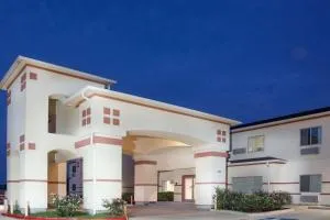 Super 8 by Wyndham Brenham TX - Chappell Hill