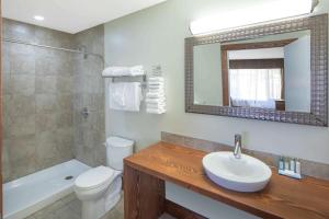 Travelodge by Wyndham Golden Sportsman Lodge