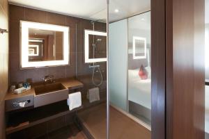 Executive Room with 1 Queen bed room in Novotel London Blackfriars