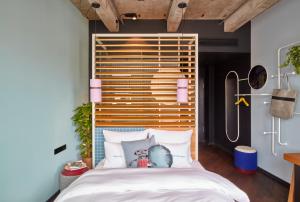 Medium Outer Circle room in 25hours Hotel The Circle